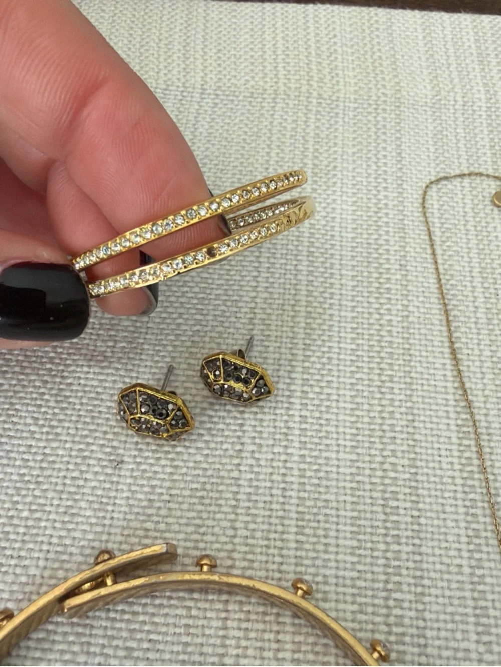 Jewelry lot Gold-Tone Bracelets, Earrings, Necklace - Women’s Statement Jewelry - Picture 3 of 7